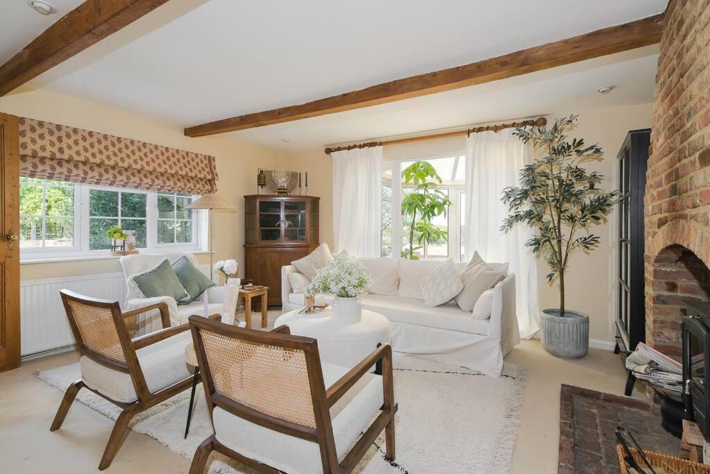 Adorable 2 Bedroom Guest House ホークハースト エクステリア 写真
